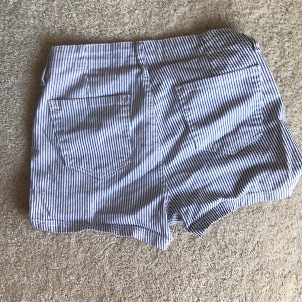 Striped short - Picture 2 of 2